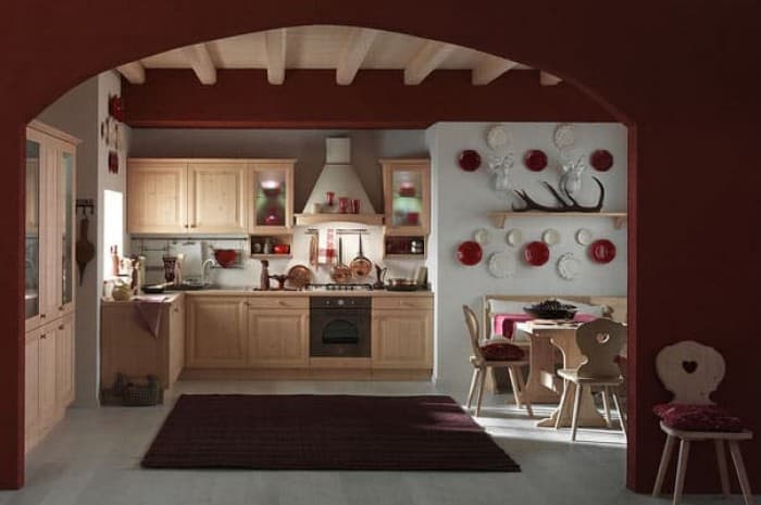 cucina-in-legno-classica-con-elementi-rossi