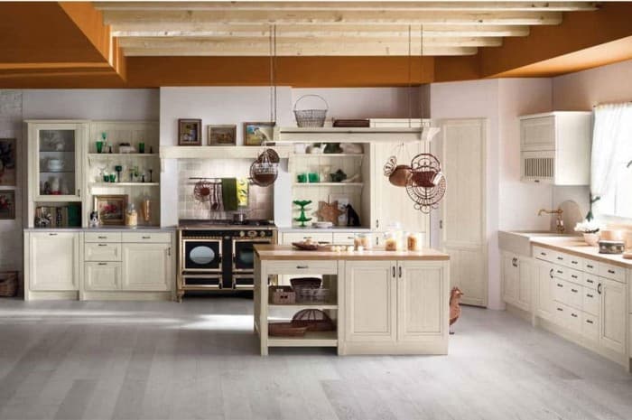 cucina-in-legno-classica-di-colore-bianco