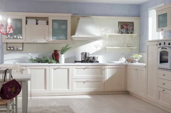 cucina-in-legno-classica-di-colore-chiaro