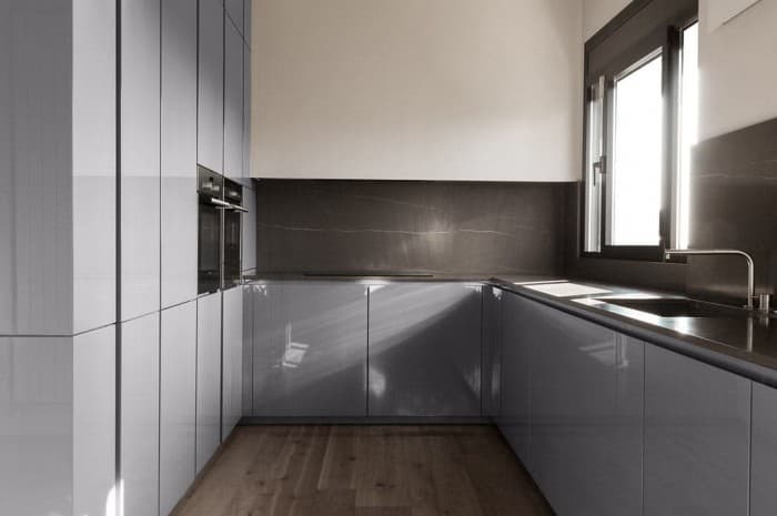 cucina-moderna-colore-azzurro-pavimento-in-legno