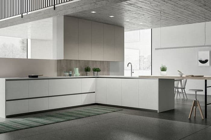 cucina-moderna-colore-beige-con-ampio-piano-cottura