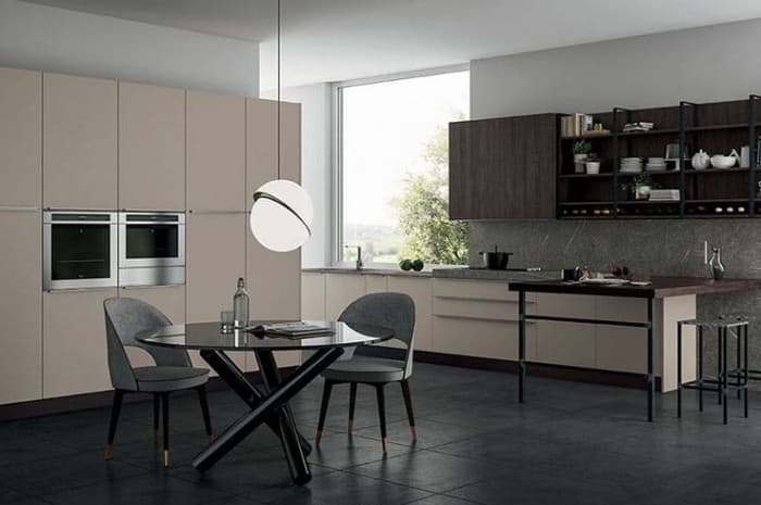 cucina-moderna-colore-beige-e-ripiano-scuro