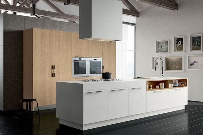 cucina-moderna-con-piano-cottura-a-isola-e-cappa-sospesa