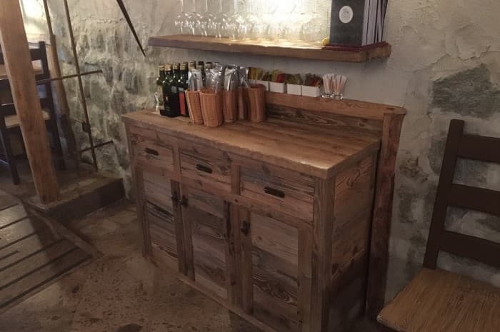 mobile-in-legno-spazzolato-all-interno-di-un-locale