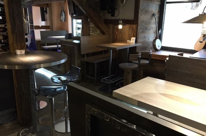 pub-con-tavoli-e-elementi-d-arredo-in-legno-spazzolato2