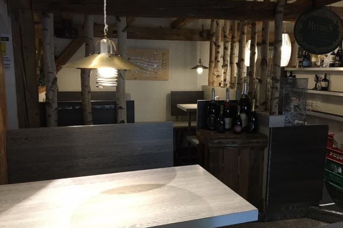 pub-con-tavoli-e-elementi-d-arredo-in-legno-spazzolato4