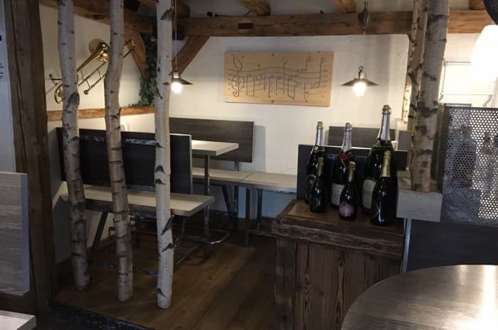 pub-con-tavoli-e-elementi-d-arredo-in-legno-spazzolato5