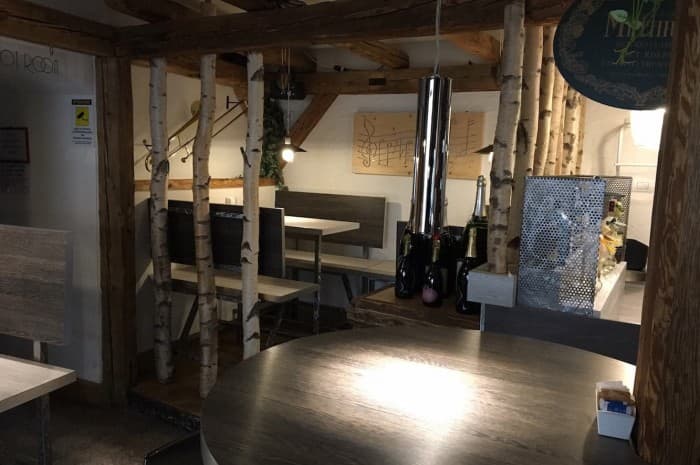 pub-con-tavoli-e-elementi-d-arredo-in-legno-spazzolato6