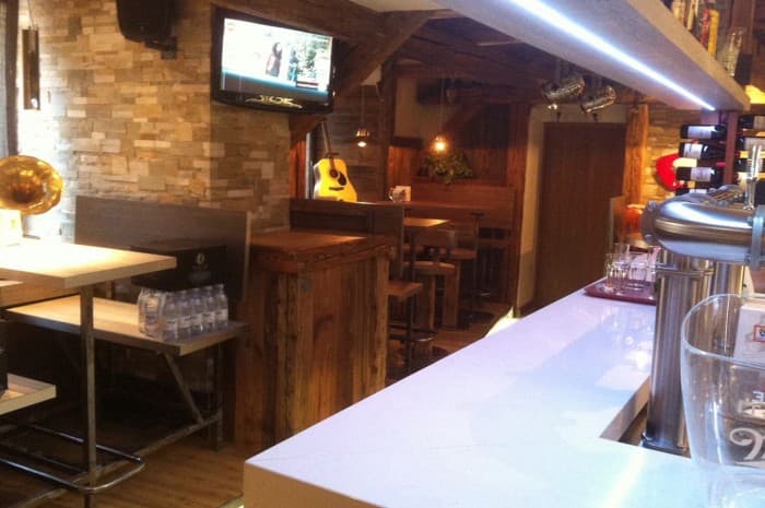 pub-con-tavoli-e-elementi-d-arredo-in-legno-spazzolato7