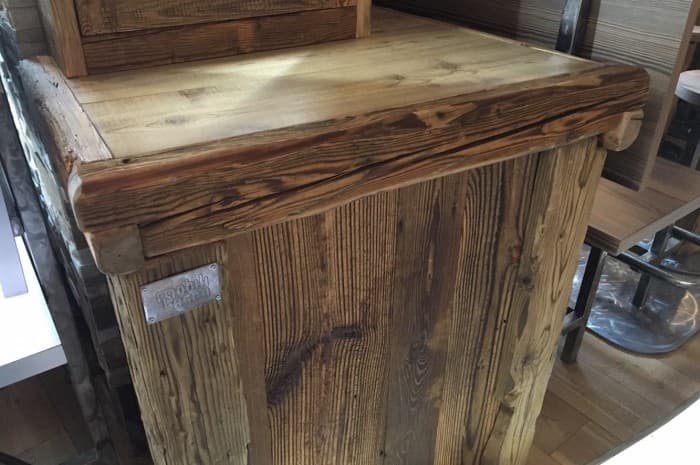 pub-con-tavoli-e-elementi-d-arredo-in-legno-spazzolato-dettaglio