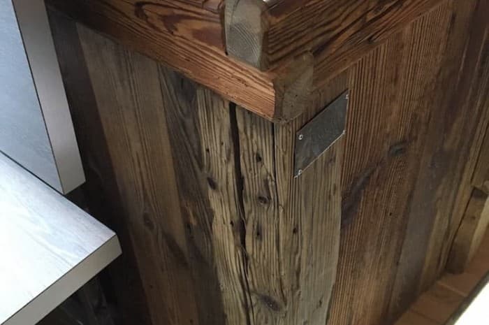 pub-con-tavoli-e-elementi-d-arredo-in-legno-spazzolato-dettaglio2