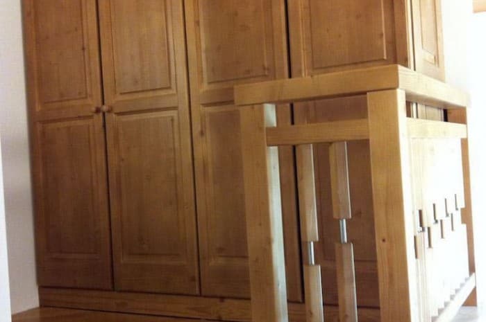 ripiano-con-scala-e-armadio-in-legno