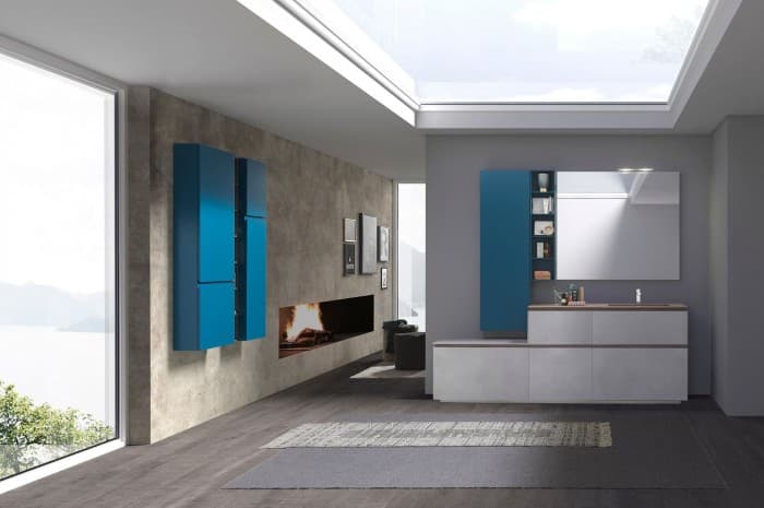 bagno-moderno-e-luminoso-con-elementi-blu