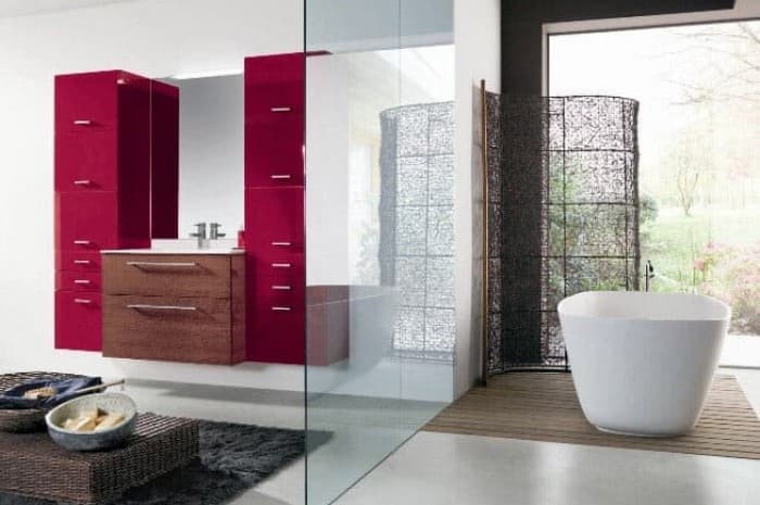 bagno-moderno-con-vetrata-ed-elementi-rossi