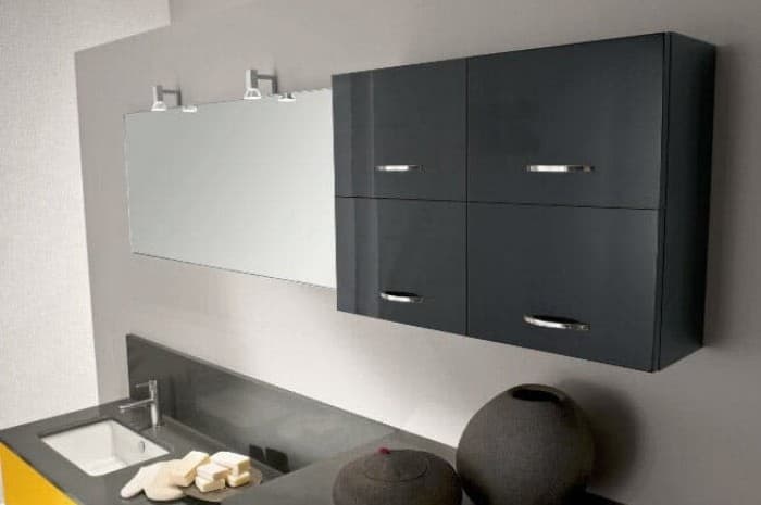 bagno-moderno-con-elementi-gialli-e-scuri