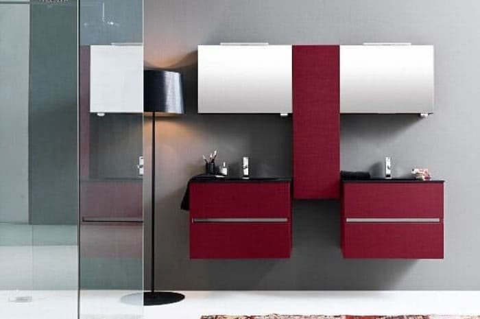 bagno-moderno-vetrata-doccia-ed-elementi-rossi