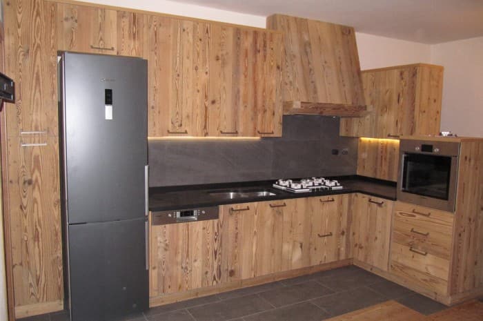 cucina-in-legno-classica-con-piano-nero